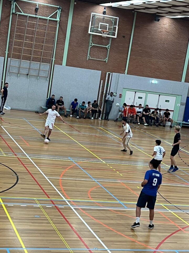 Jongeren spelen zaalvoetbal in Sporthal de Vliethorst in Voorschoten