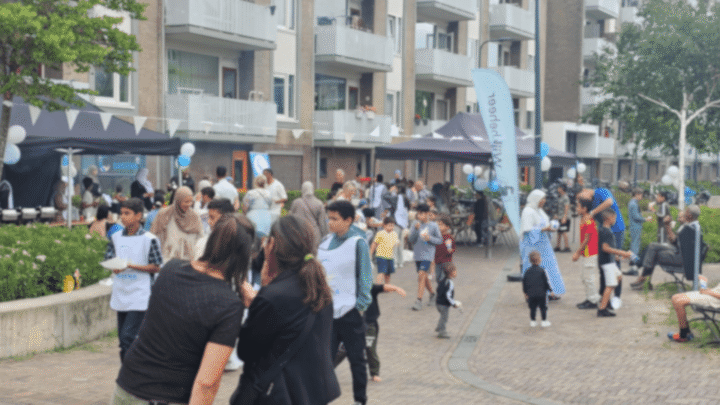 Buurtbewoners en kinderen op het buurtfeest van Stichting Sakiena aan de Jan Evertsenlaan in Voorschoten