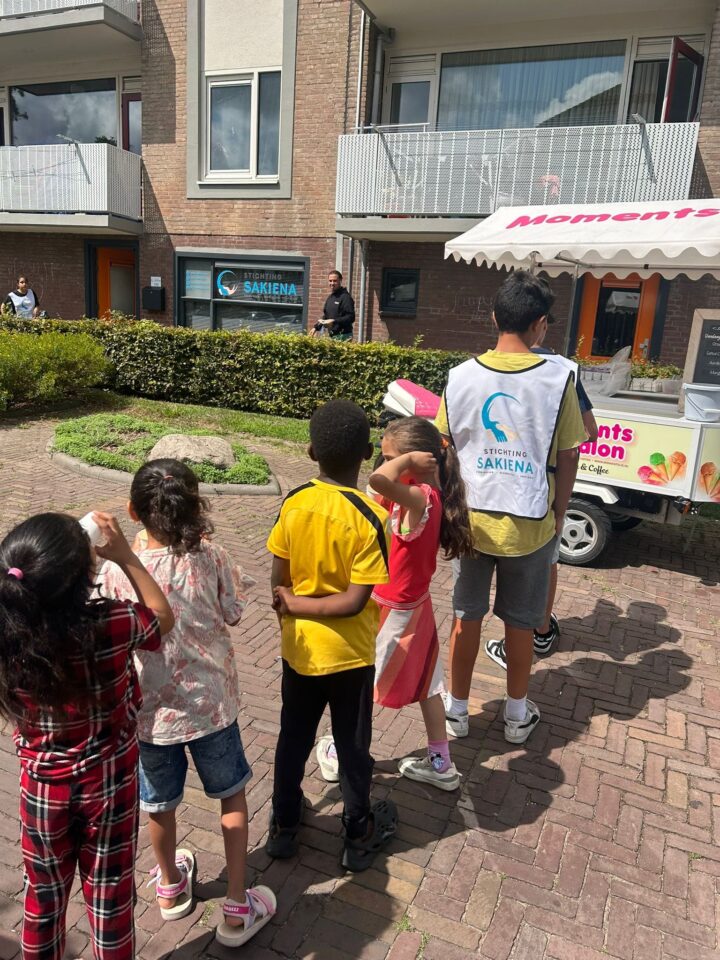 Kinderen wachten bij de ijscokar na de grofvuilactie aan de Jan Evertsenlaan in Voorschoten