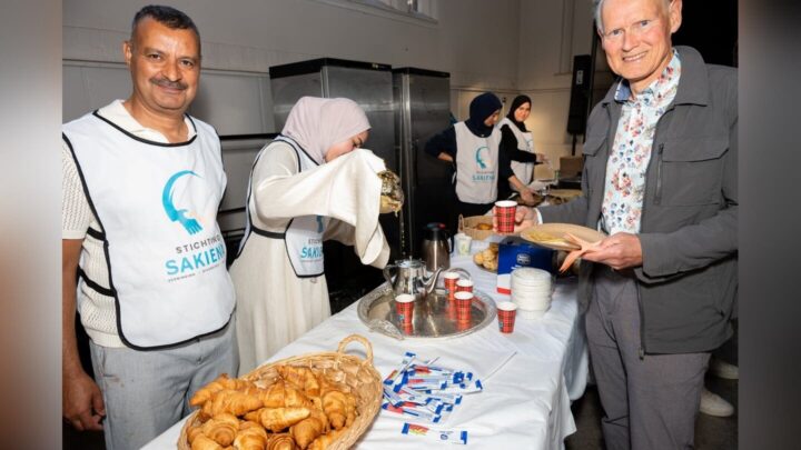 Vrijwilligers van Stichting Sakiena delen croissants en koffie uit bij het ontbijt tijdens Het Weekend van Voorschoten