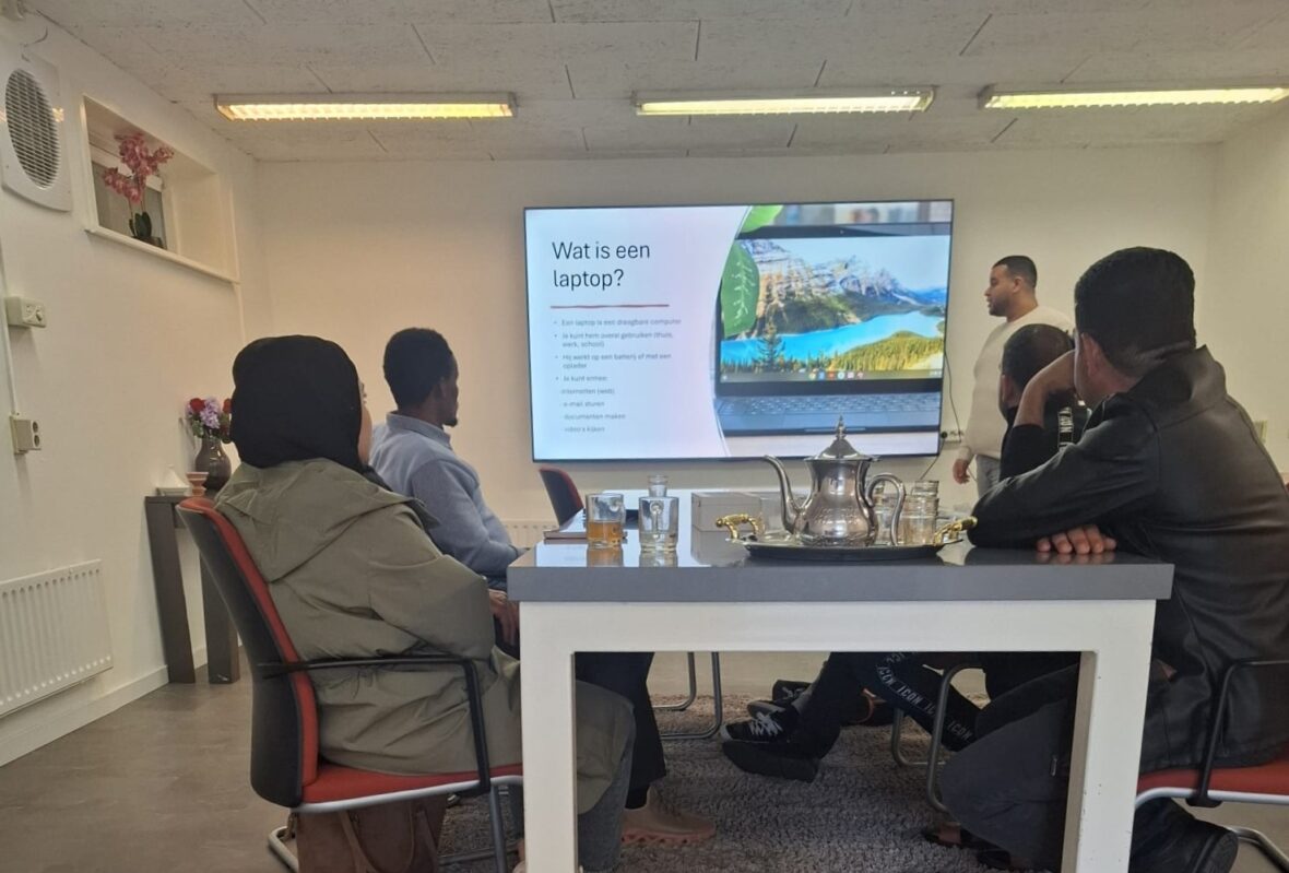 Deelnemers volgen de eerste les digitale basisvaardigheden in de zaal van Stichting Sakiena in Voorschoten