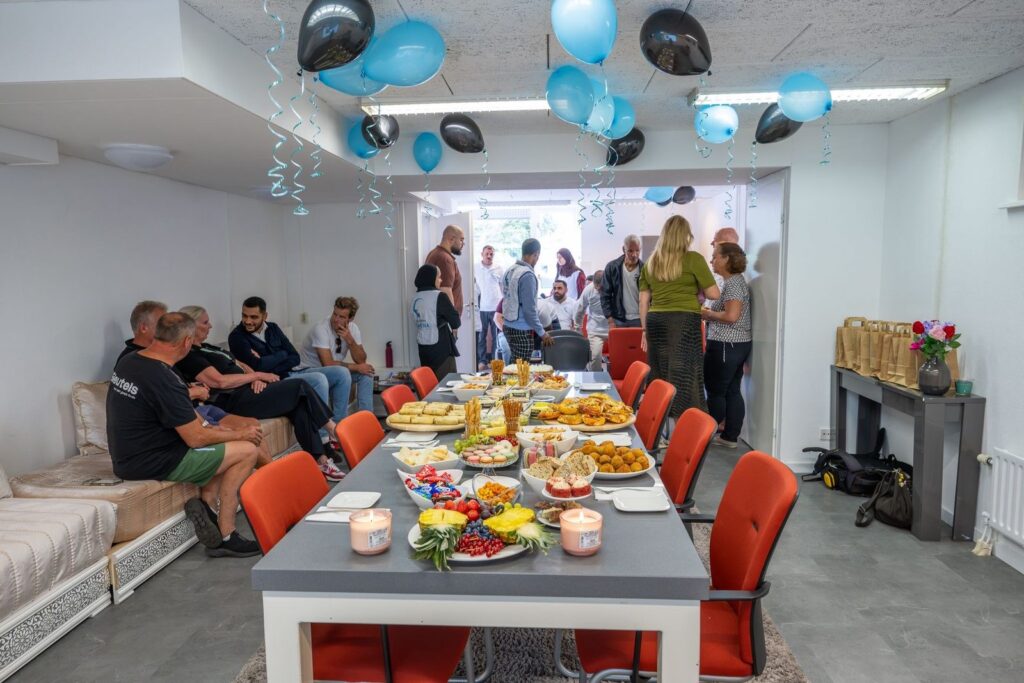 Lange tafel met een Marokkaanse lunch, hapjes en fruit tijdens de startbijeenkomst