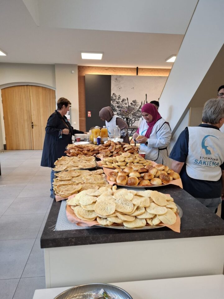 Schalen met msemen, harsha en broodjes op het ontbijtbuffet bij het vrijwilligersontbijt in Voorschoten